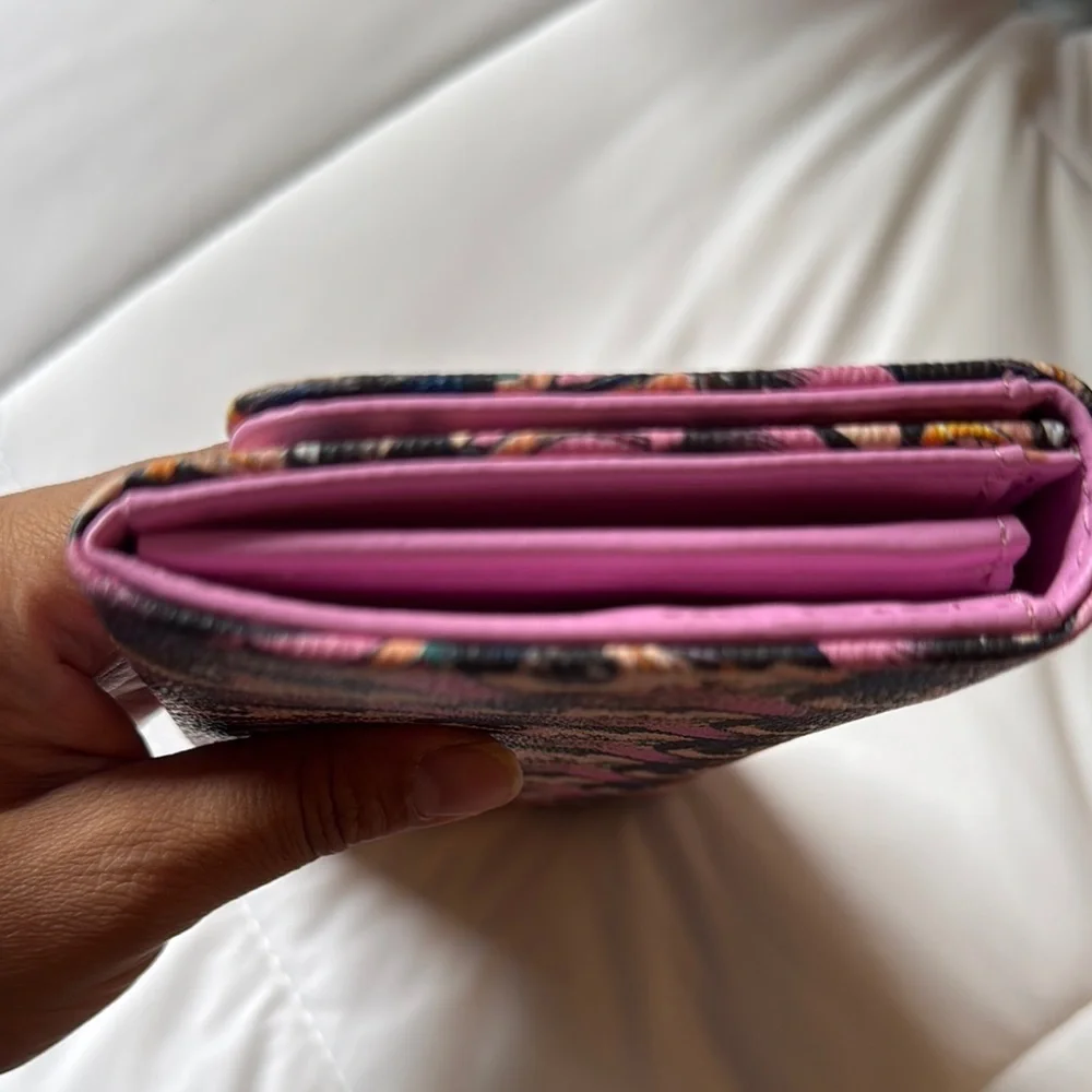 Sandoner Magenta Wallet with Sand Doll Face Design